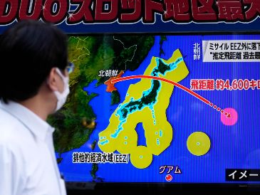 Un hombre se detiene a mirar una infografía sobre el lanzamiento de un misil balístico de Corea del Norte que sobrevoló territorio japonés, este martes en Tokio. EFE/K. Mayama
