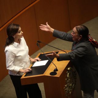 "Sentadito y calladito", Lilly Téllez calla a Gómez Urrutia y desata zafarrancho en el Senado