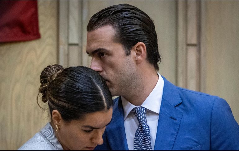 Ana Araujo, esposa del actor, se despidió de él con un beso mientras se abrazan. EFE / J. Iglesias