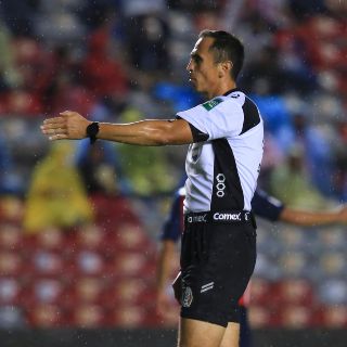 Dan a conocer el árbitro que pitará el partido de Puebla vs Chivas