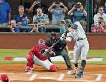 Aaron Judge superó con este batazo la marca de Roger Maris, aunque Nueva York cayó 3-2 frente a Texas. AP/T. Gutiérrez