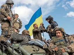 Soldados ucranianos celebran la recuperación de la ciudad Lyman, en la región de Donetsk. AFP