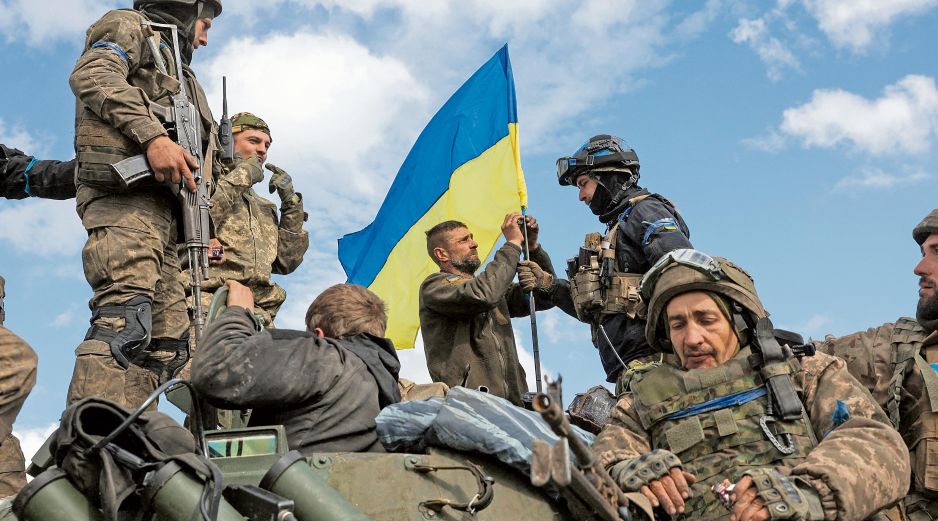 Soldados ucranianos celebran la recuperación de la ciudad Lyman, en la región de Donetsk. AFP