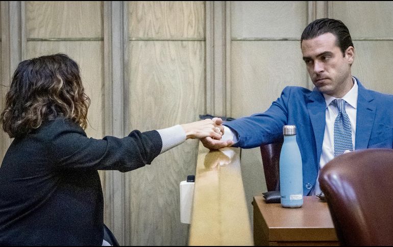 El actor Pablo Lyle toma de la mano a su hermana, Sylvia, previo a conocer la decisión de la jueza. EFE