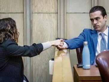 El actor Pablo Lyle toma de la mano a su hermana, Sylvia, previo a conocer la decisión de la jueza. EFE