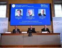 El trío compartirá la suma de 10 millones de coronas y recibirán el premio de manos del rey de Suecia en una ceremonia formal en Estocolmo el 10 de diciembre. AFP / J. Nackstrand