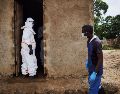 La OMS informó que ya enviaron especialistas y equipo médico para controlar la nueva variante del ébola, considerado epidemia. EFE/ H. Kinsella