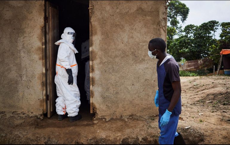 La OMS informó que ya enviaron especialistas y equipo médico para controlar la nueva variante del ébola, considerado epidemia. EFE/ H. Kinsella