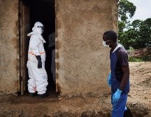 La OMS informó que ya enviaron especialistas y equipo médico para controlar la nueva variante del ébola, considerado epidemia. EFE/ H. Kinsella