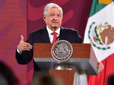"Está mejor así", dice bromeando el Presidente López Obrador. EFE / Presidencia de México
