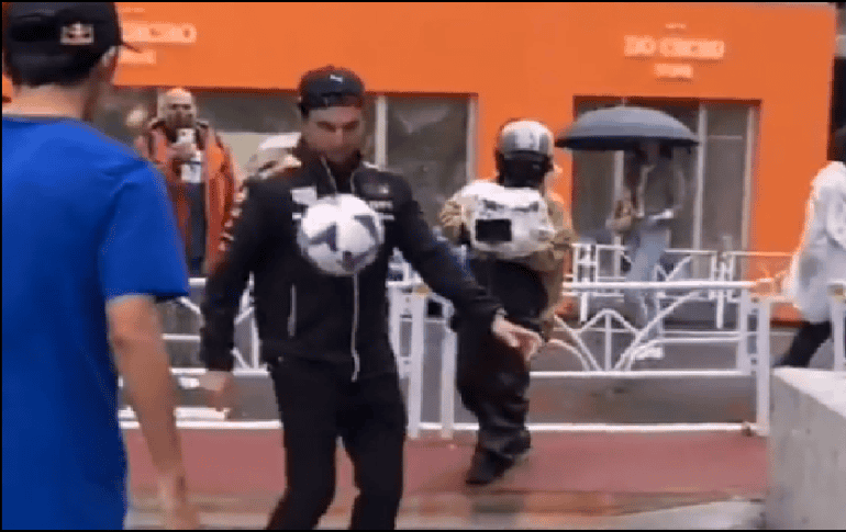 El tapatío y el holandes demostraron el talento que poseen para jugar futbol, pues se pusieron a dominar el balón con joven nipón jugando a que este no cayera al suelo. ESPECIAL