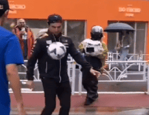 El tapatío y el holandes demostraron el talento que poseen para jugar futbol, pues se pusieron a dominar el balón con joven nipón jugando a que este no cayera al suelo. ESPECIAL