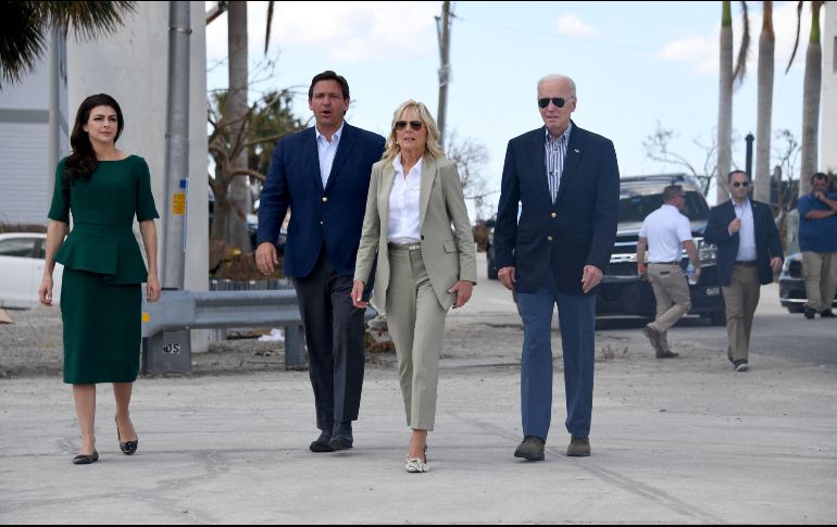 DeSantis y su esposa, Casey, recibieron a Joe y Jill Biden con breves apretones de manos a su llegada al puerto de pesca Fort Myers. AFP/O. Douliery