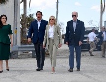DeSantis y su esposa, Casey, recibieron a Joe y Jill Biden con breves apretones de manos a su llegada al puerto de pesca Fort Myers. AFP/O. Douliery