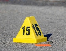 Dos oficiales resultaron heridos y una patrulla quedó baleada en diferentes partes de su pintura tras el ataque. AP/ARCHIVO