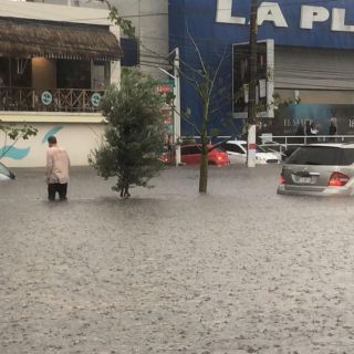 Lluvia ZMG: Inundaciones en la zona Poniente de Zapopan dejan múltiples autos varados (VIDEO)