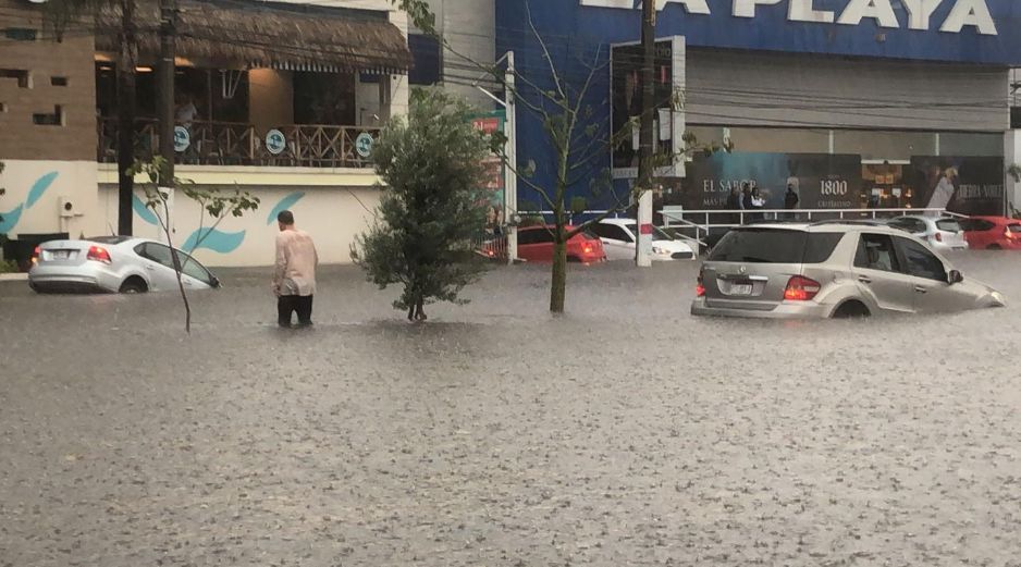 La Policía Vial recomienda tomar rutas alternas ante la inundación en avenida Patria, al cruce con Beethoven. ESPECIAL