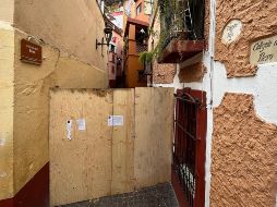 el Ayuntamiento colocó una estructura de madera con el sello de suspensión de obra en el Callejón del beso, en Guanajuato, como “Medida de Seguridad”. ESPECIAL