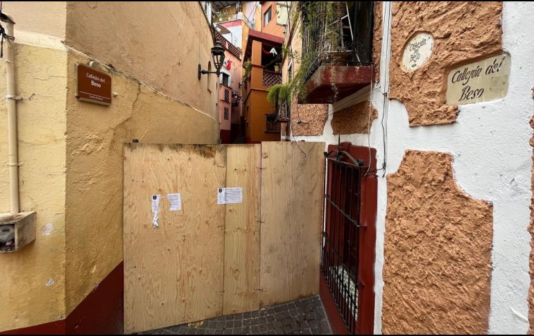 el Ayuntamiento colocó una estructura de madera con el sello de suspensión de obra en el Callejón del beso, en Guanajuato, como “Medida de Seguridad”. ESPECIAL