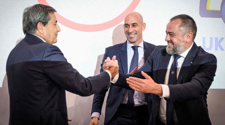 Los presidentes de las federaciones de futbol de Portugal (izq.) y España (centro) creen tener la candidatura ganadora con la anexión de Ucrania. AFP/G. Monnet