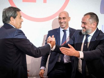 Los presidentes de las federaciones de futbol de Portugal (izq.) y España (centro) creen tener la candidatura ganadora con la anexión de Ucrania. AFP/G. Monnet