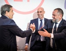 Los presidentes de las federaciones de futbol de Portugal (izq.) y España (centro) creen tener la candidatura ganadora con la anexión de Ucrania. AFP/G. Monnet