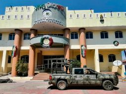 Así quedó la presidencia municipal tras el ataque del comando en San Miguel Totolapan. EFE