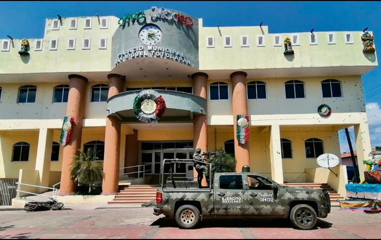 Así quedó la presidencia municipal tras el ataque del comando en San Miguel Totolapan. EFE