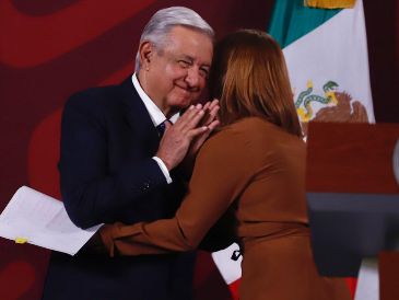 Tatiana Clouthier anuncia ante López Obrador que deja la Secretaría de Economía. SUN / B. Fregoso