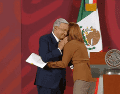 López Obrador asegura que no se dio cuenta de que no abrazó a Tatiana Cloutihier esta mañana cuando renunció a la Secretaría de Economía, mientras ella sí lo hizo, pero dice que la quiere mucho y le envía besos. YOUTUBE / Gobierno de México.