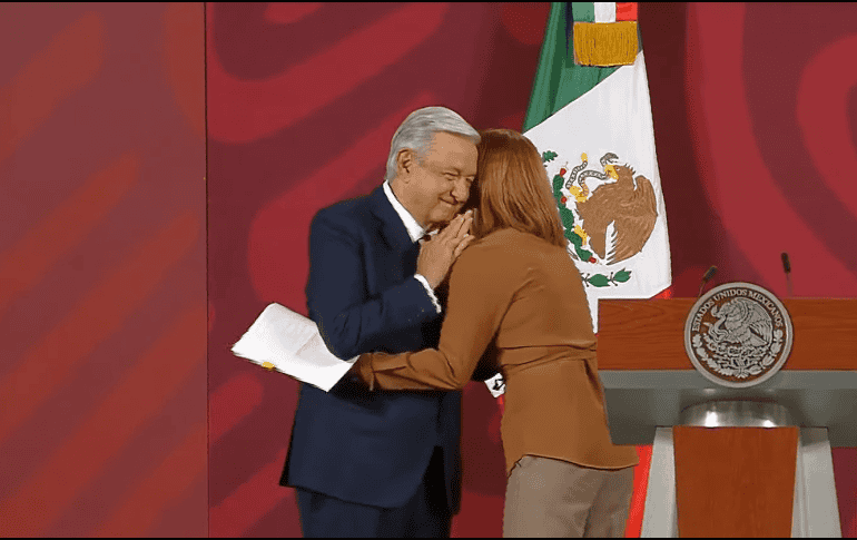 López Obrador asegura que no se dio cuenta de que no abrazó a Tatiana Cloutihier esta mañana cuando renunció a la Secretaría de Economía, mientras ella sí lo hizo, pero dice que la quiere mucho y le envía besos. YOUTUBE / Gobierno de México.