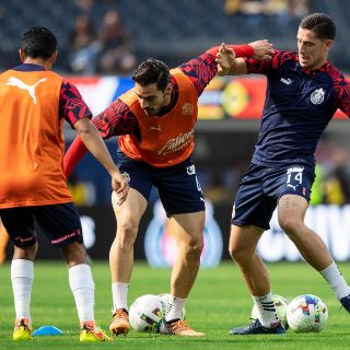 ¡A días del repechaje! Captan a jugadores de Chivas en concierto de Nodal