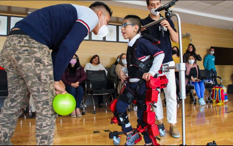 Atlas 2030, el exoesqueleto, llega de Europa a México para beneficiar a miles de niños con parálisis cerebral. TWITTER/@FundCAAAREM
