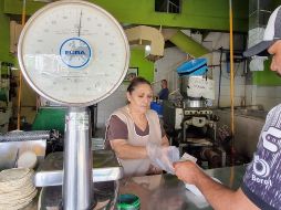 Actualmente, en la mayoría de las tortillerías de Guadalajara el precio de este alimento es de 24 pesos por kilo. EL INFORMADOR/ARCHIVO