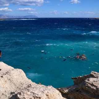 Mueren al menos 18 migrantes en dos naufragios en Grecia