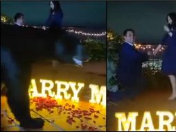 En el video se aprecia a la pareja vestida de azul en una terraza que está adornada con pétalos de rosa roja. ESPECIAL