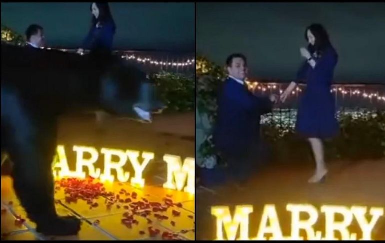En el video se aprecia a la pareja vestida de azul en una terraza que está adornada con pétalos de rosa roja. ESPECIAL