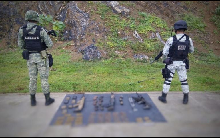 En el lugar del hallazgo, los elementos de la Guardia Nacional y del Ejército mexicano encontraron material bélico, alimentos y cobijas, por lo que, se presume, el alojo se trataría de un narco campamento. TWITTER/ @GN_MEXICO_