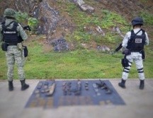 En el lugar del hallazgo, los elementos de la Guardia Nacional y del Ejército mexicano encontraron material bélico, alimentos y cobijas, por lo que, se presume, el alojo se trataría de un narco campamento. TWITTER/ @GN_MEXICO_