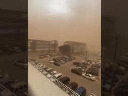 El fenómeno ocurrió poco después de las tres de la tarde, cuando en cuestión de minutos la ciudad se oscureció y fue cubierta por una cortina de polvo. TWITTER