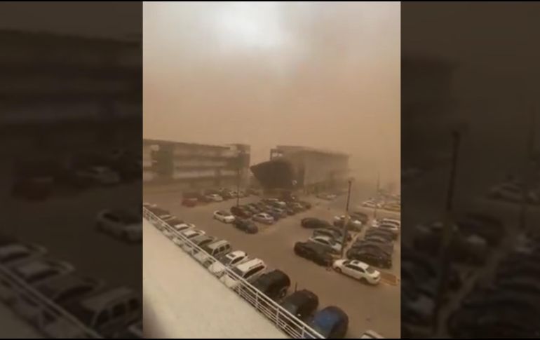 El fenómeno ocurrió poco después de las tres de la tarde, cuando en cuestión de minutos la ciudad se oscureció y fue cubierta por una cortina de polvo. TWITTER