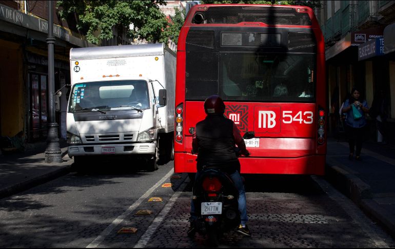 Afortunadamente la reportera y su compañero fueron trasladados a una unidad médica y presentan daños leves. SUN/ARCHIVO