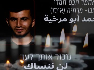 Familiares y amigos de Ahmed Abu Murkhiyeh encienden velas durante una vigilia en su honor. AP/O. Balilty