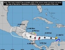 Imagen cedida por la Oficina Nacional de Administración Oceánica y Atmosférica de Estados Unidos en la que se muestra el pronóstico de cinco días del paso de 
