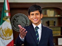Damm publicó un fotomontaje de él vestido de traje y la bandera tricolor de fondo, mencionando en forma de broma que estaba listo para ser presidente de México para 2030. ESPECIAL