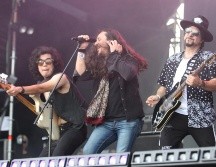 El talento local dio muestra de su pasión sonora con UMO, banda liderada por Hugo Rodríguez (Azul Violeta), quien animó al público a bailar y aplaudir con temas como 