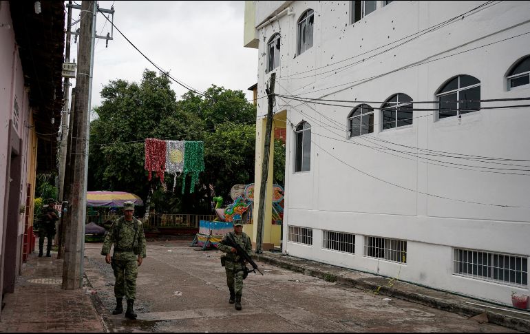 La matanza del miércoles 5 de octubre en San Miguel Totolapan dejó ver los nexos entre figuras políticas y estas organizaciones delincuenciales. AP/A. Verdugo
