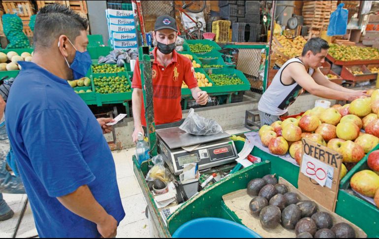 Familias mexicanas confían en que comiencen a bajar los precios de la canasta básica. EL INFORMADOR/ A. Camacho