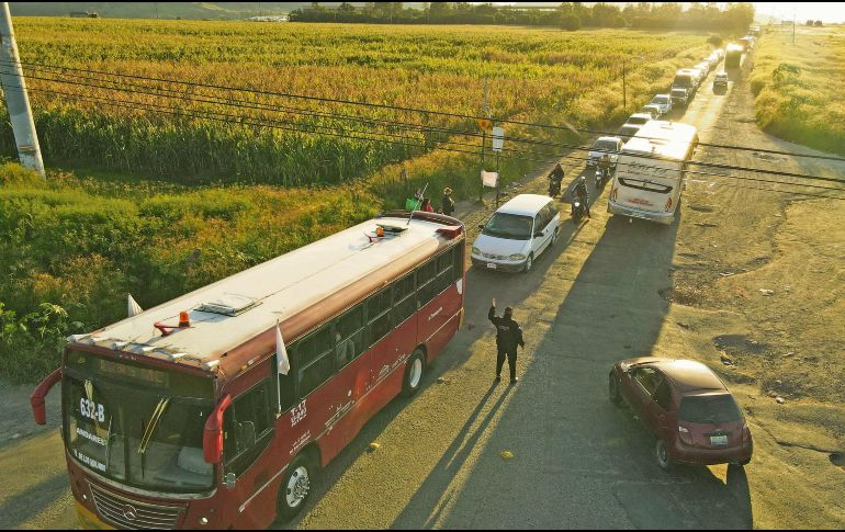 Los policías zapopanos ayudan a la población durante las mañanas. EL INFORMADOR/A. Navarro