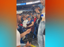 El joven sorprendió a la chica con un anillo de dulce, acompañado de una risa, haciendo referencia a que era broma. TWITTER / @Ghost_Wave